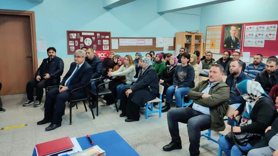 Zeytinliova  Zekeriya Nayman İlkokulu ve Ortaokulu velilerine yönelik Bağımlılık ile Mücadele semineri verdik. 